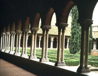 Der Kreuzganggarten, gesehen von einer der Galerien